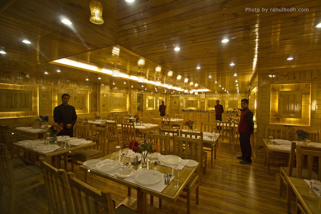 The Holiday Resort And Spa Manali Restaurant